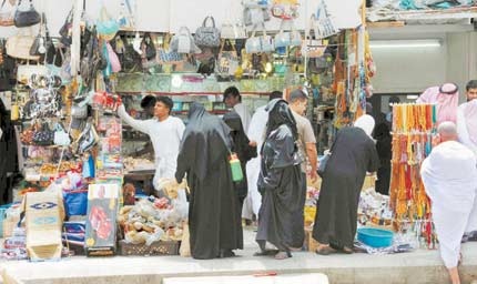 أسواق مكة تبسط ذراعيها للمغادرين.. والمنتج الوطني غائب!