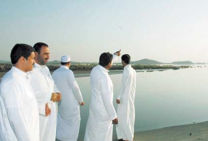 حاجز ترابي ونباتات تمتص الماء ..  حلول لبحيرة المسك