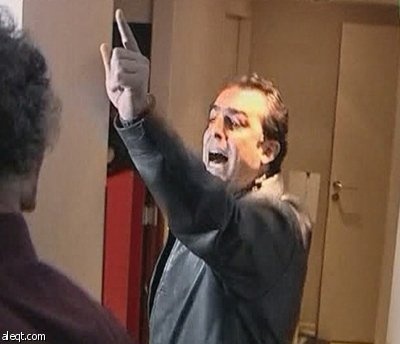 صحفي عراقي يرشق منتظر الزيدي بحذاء