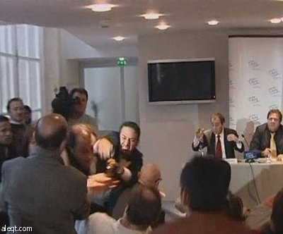 صحفي عراقي يرشق منتظر الزيدي بحذاء