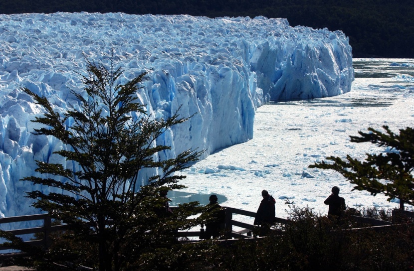 سياح يشاهدون "جرف بيريتو مورينو" الجليدي المتأثر بالاحتباس الحراري في مقاطعة سانتا كروز جنوب الأرجنتين.