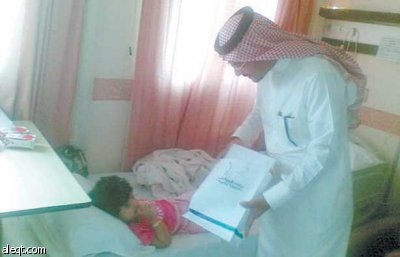 بنك الرياض يعايد المرضى المنومين في المستشفيات