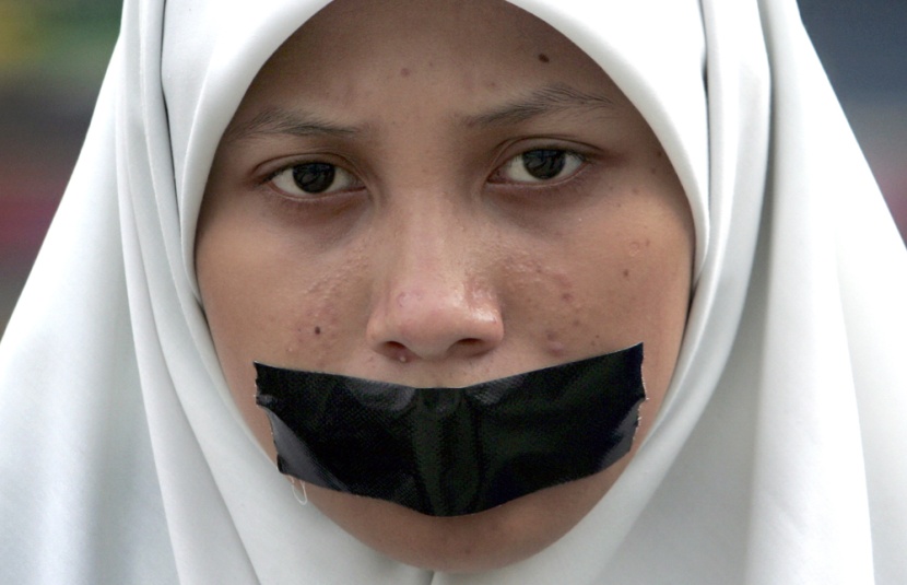 تجمع آلاف الأشخاص في مسيرات شملت جميع أنحاء اندونيسيا للمطالبة بتحرك الحكومة لوضع حد للفساد المنتشر بين الساسة ورجال الشرطة وغير