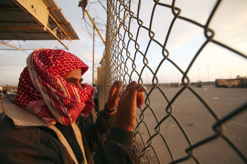 فلسطيني ينتظر أقاربه القادمين -بعد أداء فريضة الحج- في معبر رفح جنوب قطاع غزة.