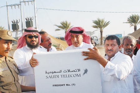 «الاتصالات السعودية» تسيّر شاحنات مواد غذائية لمركز إيواء النازحين في جازان