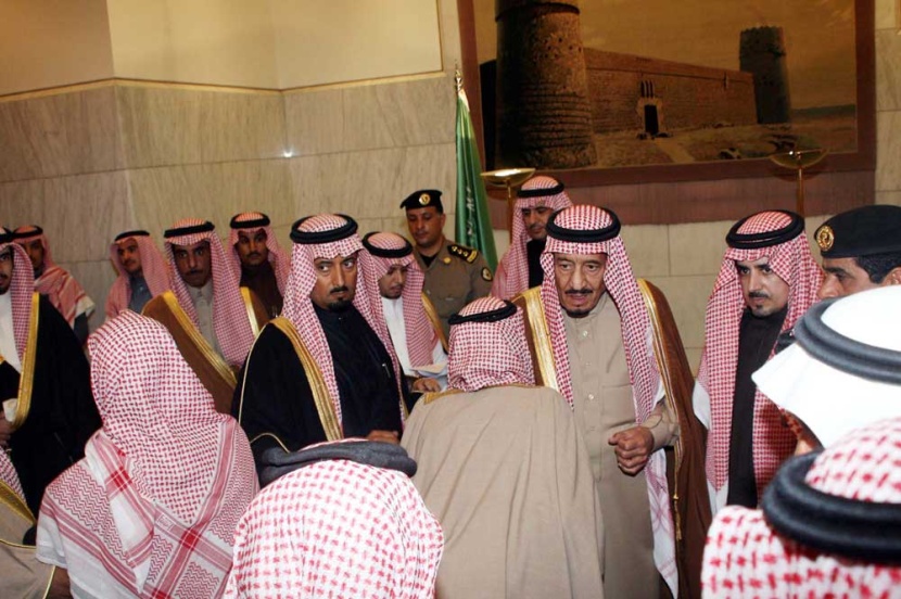الأمير سلمان يستقبل المهنئين الذين قدموا للسلام عليه بمناسبة عودته لأرض الوطن