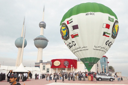 من القمة