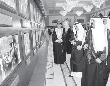 القادة وأطفال الخليج يطلقون أضخم مشروع للربط الكهربائي