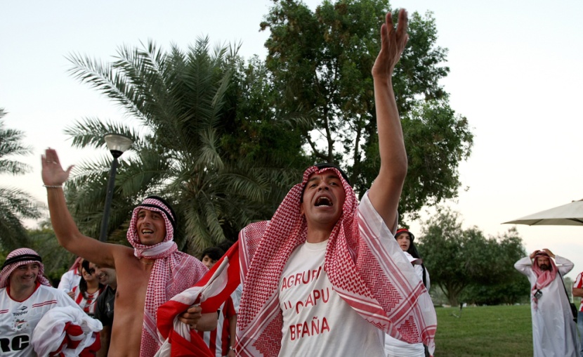 جماهير أرجنتينية تشجع نادي استوديانتيس دي لا بلاتا وتهتف بأسامي لاعبيها في استاد محمد بن زايد في أبو ظبي "بشماغ وعقال".