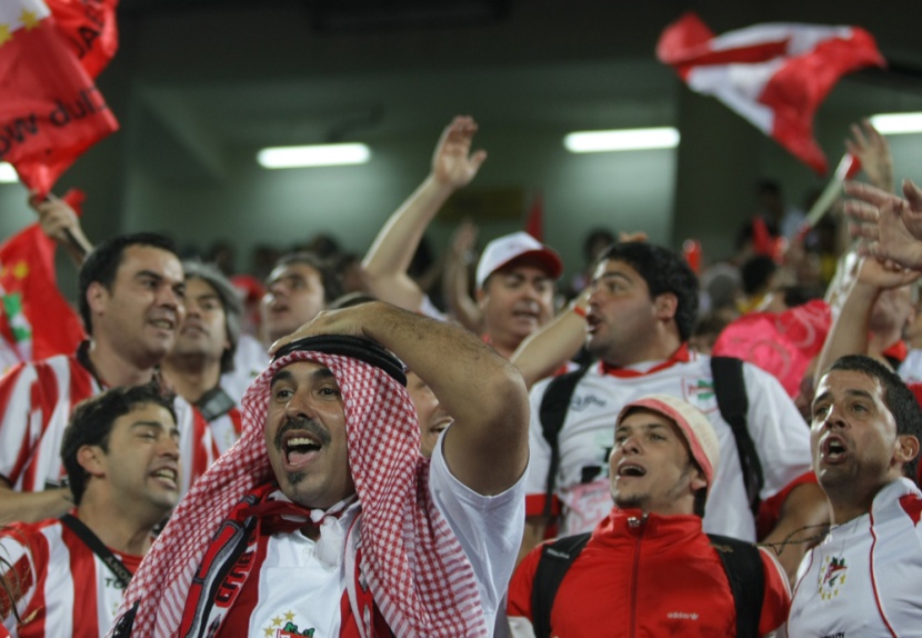 جماهير أرجنتينية تشجع نادي استوديانتيس دي لا بلاتا وتهتف بأسامي لاعبيها في استاد محمد بن زايد في أبو ظبي "بشماغ وعقال".