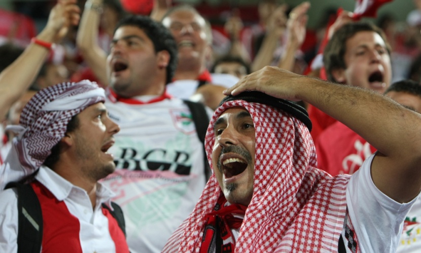 جماهير أرجنتينية تشجع نادي استوديانتيس دي لا بلاتا وتهتف بأسامي لاعبيها في استاد محمد بن زايد في أبو ظبي "بشماغ وعقال".