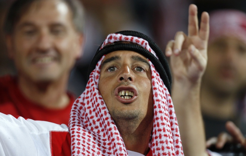 جماهير أرجنتينية تشجع نادي استوديانتيس دي لا بلاتا وتهتف بأسامي لاعبيها في استاد محمد بن زايد في أبو ظبي "بشماغ وعقال".