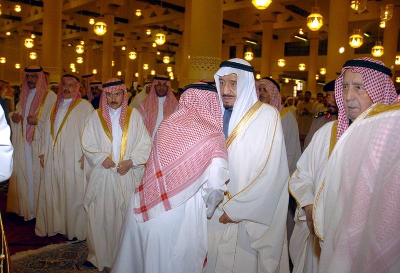 الأمير سلمان يؤدي صلاة الميت على والدة الأمير محمد بن فهد بن محمد