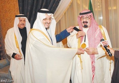 خادم الحرمين الشريفين يتسلم جائزة الملك خالد للإنجاز الوطني