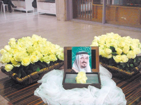 150 سعودية يشعلن قاعة يارا بـ «تي شيرتات» سلطان الخير