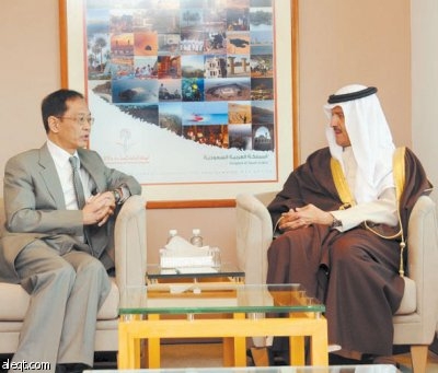 سلطان بن سلمان يبحث آفاق التعاون مع السفير السنغافوري