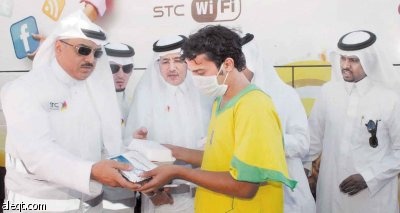 الإعلاميون يشاركون «الاتصالات السعودية» تقديم المساعدات لمتضرري جدة