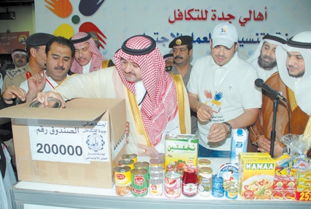 محافظ جدة يشارك في تجهيز مساعدات المتضررين من السيول