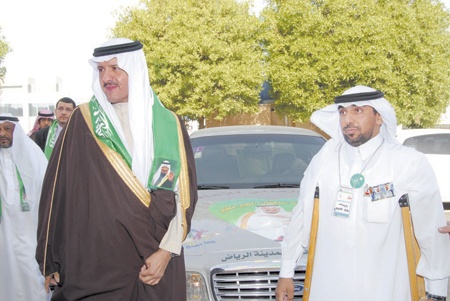 رحالة معوّق يطوف المملكة احتفالاً بسلامة ولي العهد