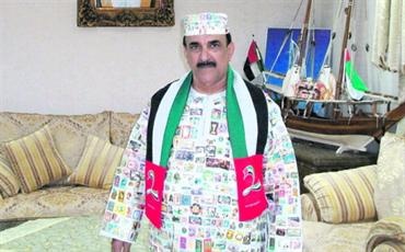 ثوب إماراتي عليه 4 ألاف طابع بريدي