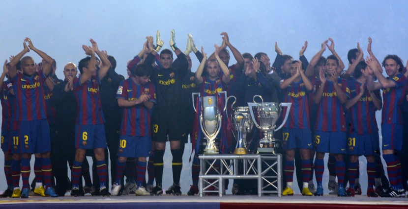 لاعبو نادي برشلونة الاسباني في لقطة جماعية  مع الكؤوس الست والتي تم حصدها خلال موسم 2009/2010  في كرة القدم.