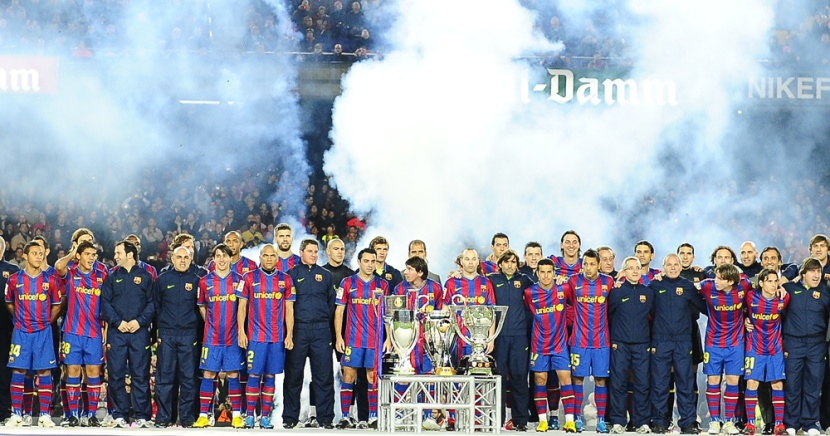 لاعبو نادي برشلونة الاسباني في لقطة جماعية  مع الكؤوس الست والتي تم حصدها خلال موسم 2009/2010  في كرة القدم.