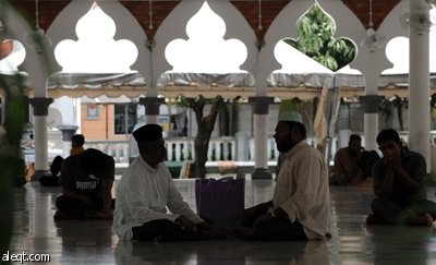 ماليزيا تبحث عن نقطة ضوء في أعقاب الهجمات على الكنائس