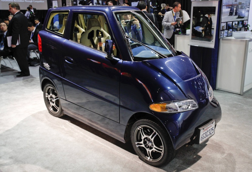 السيارة الكهربائية (تانجو - Tango electric car ) تظهر في معرض أمريكا الشمالية الدولي للسيارات في ديترويت.