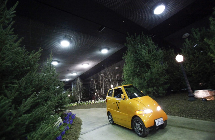 السيارة الكهربائية (تانجو - Tango electric car ) تظهر في معرض أمريكا الشمالية الدولي للسيارات في ديترويت.