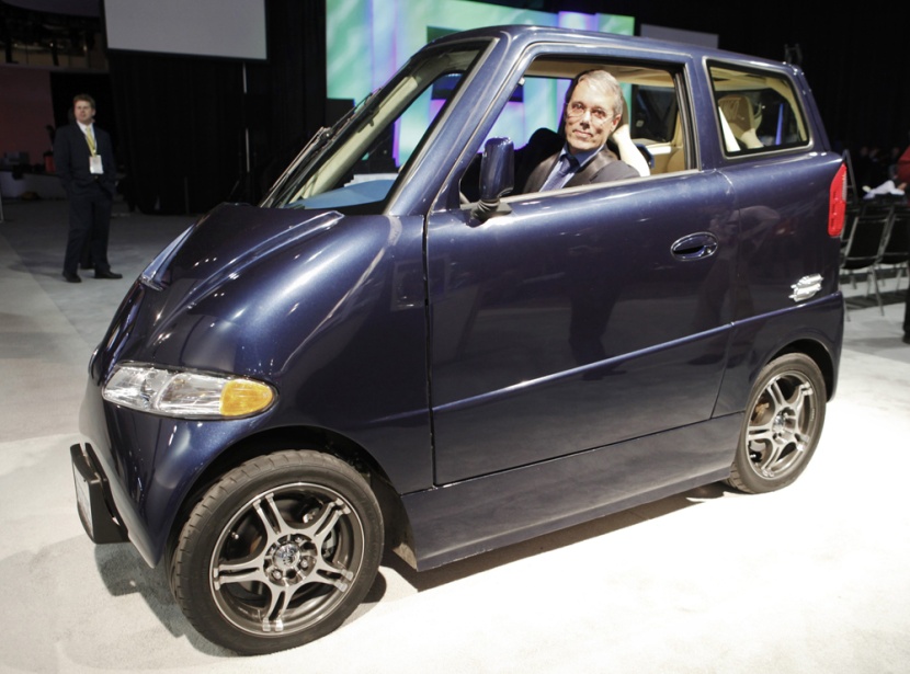 السيارة الكهربائية (تانجو - Tango electric car ) تظهر في معرض أمريكا الشمالية الدولي للسيارات في ديترويت.