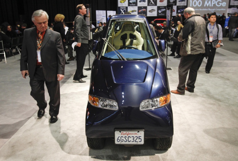 السيارة الكهربائية (تانجو - Tango electric car ) تظهر في معرض أمريكا الشمالية الدولي للسيارات في ديترويت.