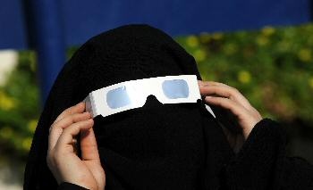 العالم يشهد كسوفا حلقيا للشمس هو الأطول في هذه الألفية