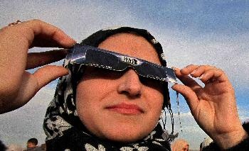 العالم يشهد كسوفا حلقيا للشمس هو الأطول في هذه الألفية
