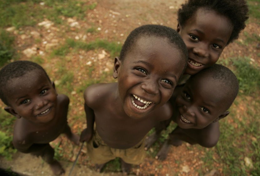 براءة أطفال في أنجولا تجسدت بفرحة كبيرة وابتسامة عريضة بتواجد الكاميرا