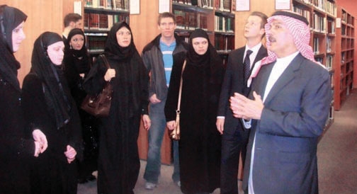 طلاب جامعة جون هوبكنز يزورون مكتبة الملك عبد العزيز