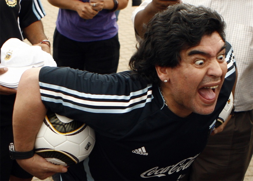 دييغو مارادونا مدرب منتخب الأرجنتين لكرة القدم يلعب مع الأطفال الجنوب إفريقيين  شمال بريتوريا.
