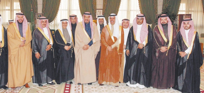 الأمير سلمان يستقبل أعضاء لجنة أصدقاء الهلال الأحمر