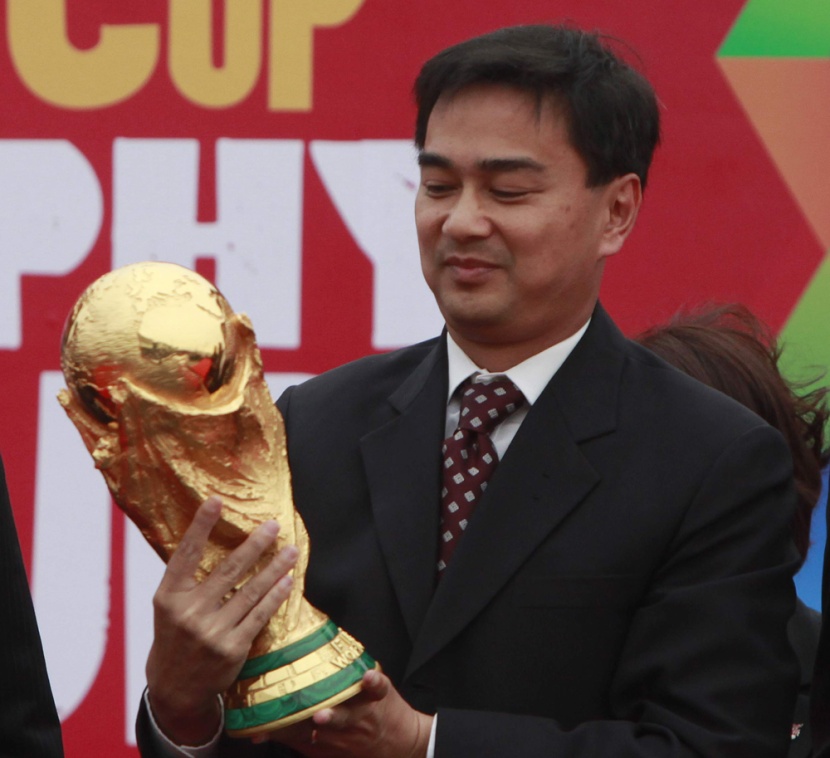 رئيس الوزراء التايلاندي يحمل كأس العالم لكرة القدم خلال حفل ترويجي لبطولة كأس العالم لكرة القدم في بانكوك.