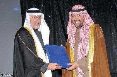 آل الشيخ يسلم نائب رئيس الوزراء الكويتي نسخة من «جمعية وطن»