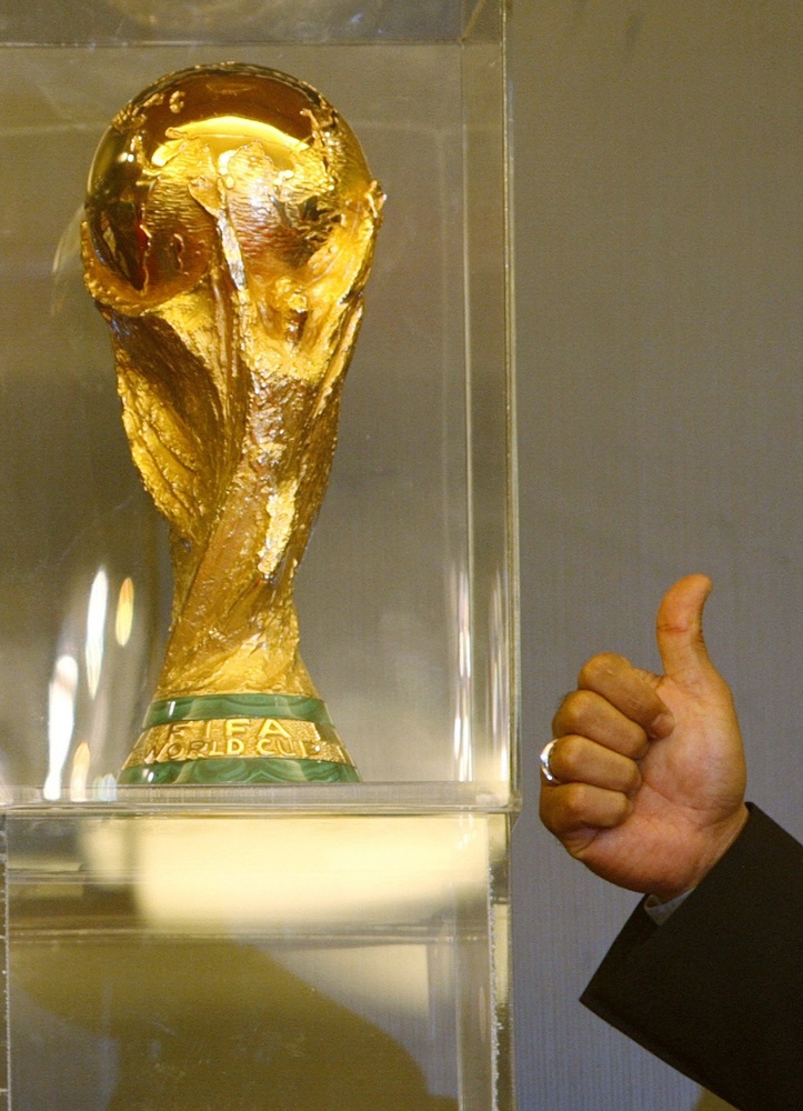الرئيس الاندونيسي سوسيلو بامبانج يحمل كأس العالم في احتفال أقيم في جاكرتا خلال جولة الكأس العالمية على 86 دولة.
