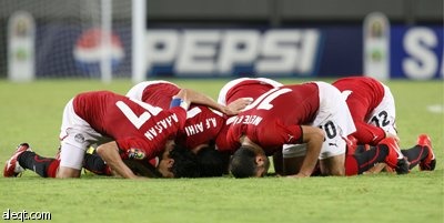 مصر تهزم الكاميرون وتضرب موعدا مع الجزائر في قبل النهائي
