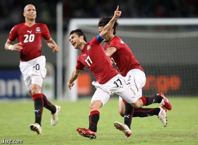 مصر تهزم الكاميرون وتضرب موعدا مع الجزائر في قبل النهائي