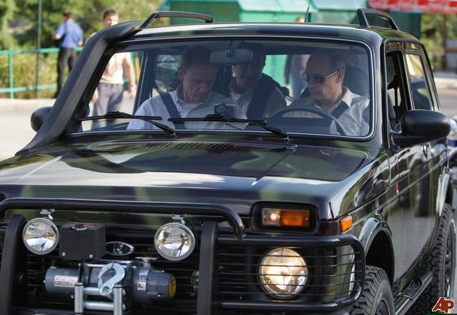 بوتين يقود سيارة لادا بمحرك ألماني