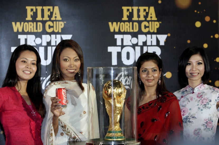 كأس العالم لكرة القدم يصل الى كوالا لمبور خلال جولته حول بلدان العالم.