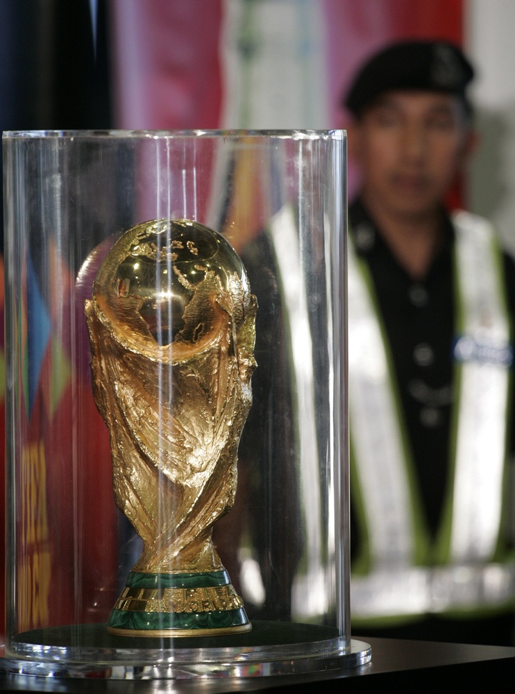 كأس العالم لكرة القدم يصل الى كوالا لمبور خلال جولته حول بلدان العالم.