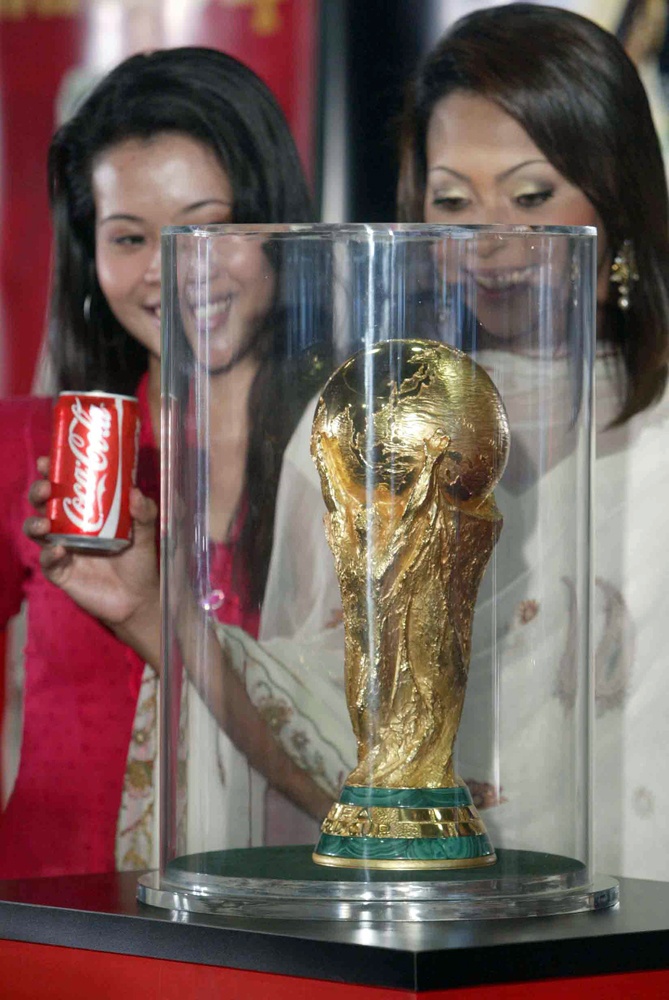 كأس العالم لكرة القدم يصل الى كوالا لمبور خلال جولته حول بلدان العالم.
