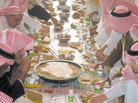 الدغابيس والمقناه والسويقة ..  أكلات  صحية تزين موائد الأسر في الباحة