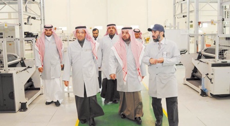 الأمير سعود بن عبد الله يزور معهد البلاستيك وبرنامج «جنرال موتورز»