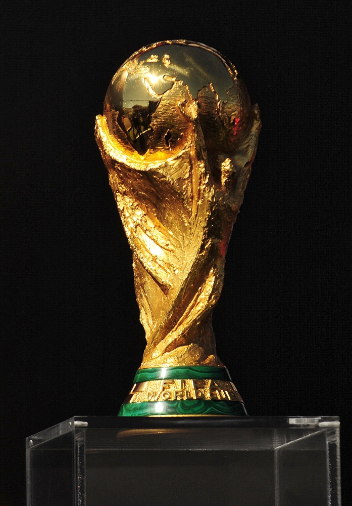 كأس العالم لكرة القدم يظهر في سانتياغو خلال جولته حول دول العالم.