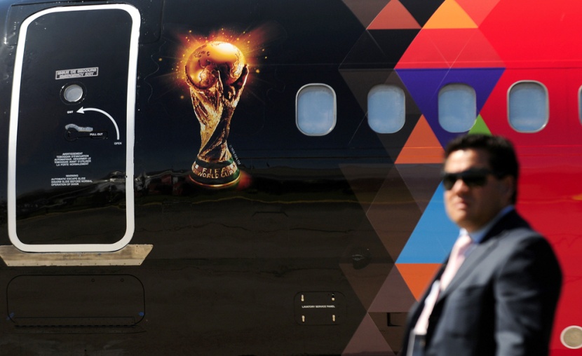كأس العالم لكرة القدم يظهر في سانتياغو خلال جولته حول دول العالم.